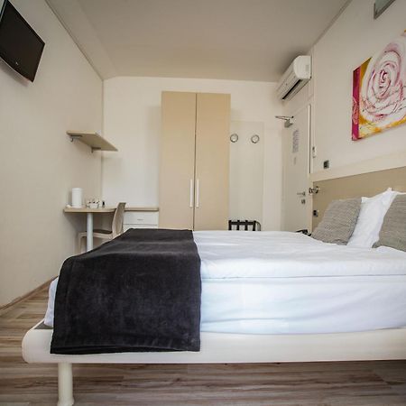 Hotel Villa Alberta Nago-Torbole ภายนอก รูปภาพ