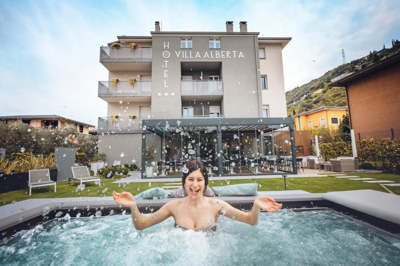 Hotel Villa Alberta Nago-Torbole ภายนอก รูปภาพ