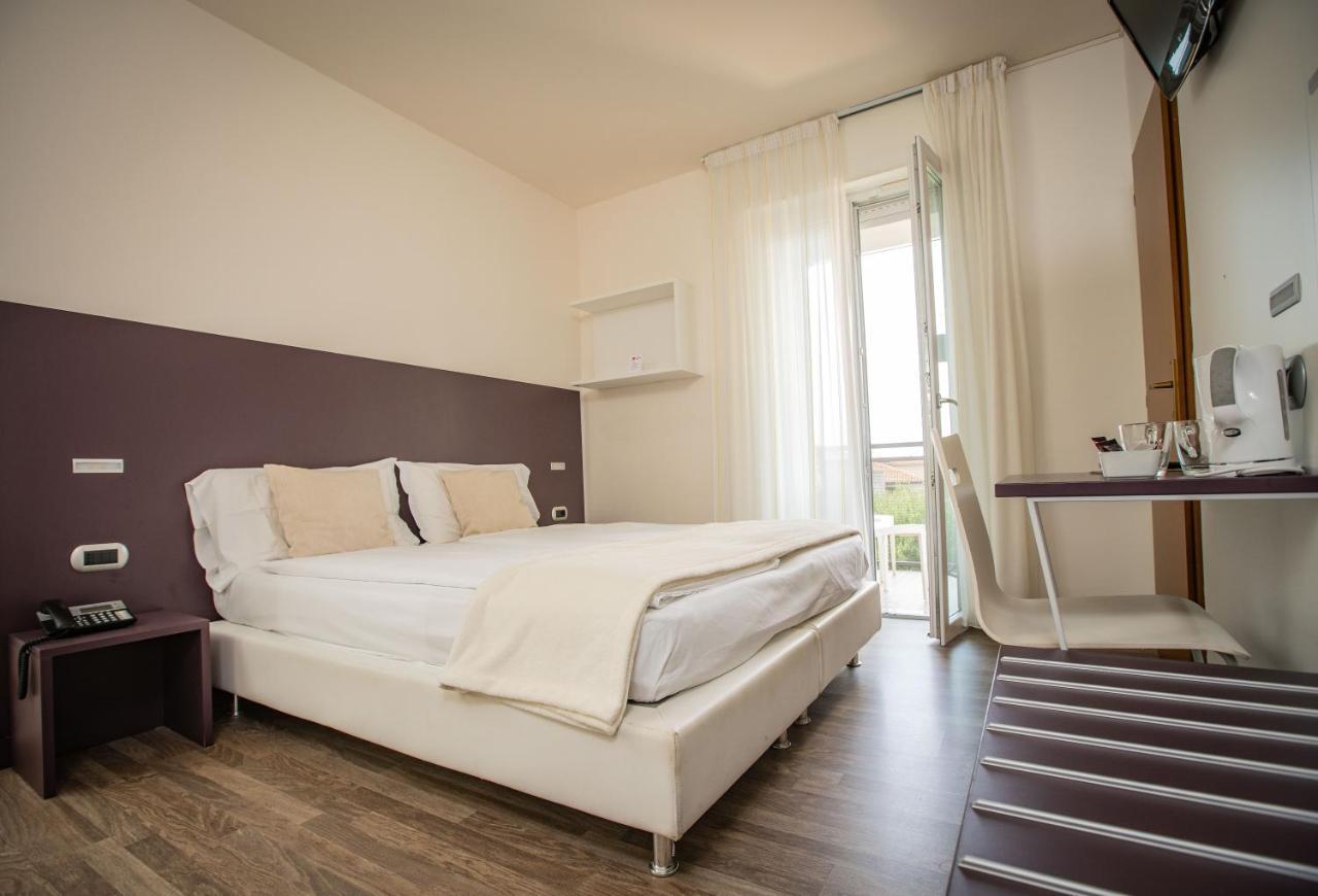 Hotel Villa Alberta Nago-Torbole ภายนอก รูปภาพ