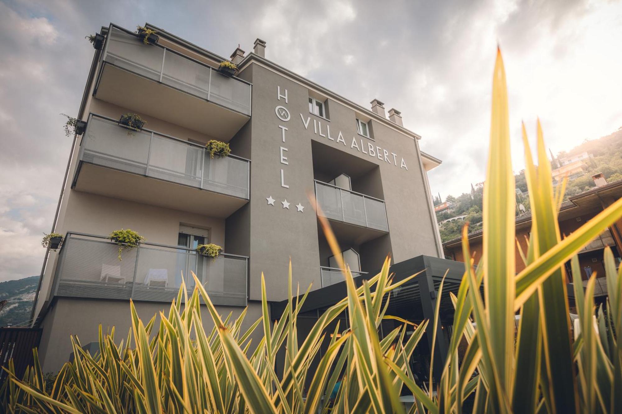 Hotel Villa Alberta Nago-Torbole ภายนอก รูปภาพ